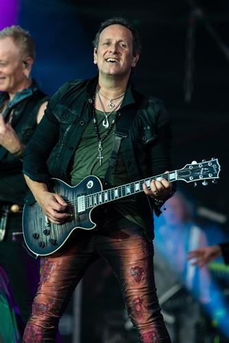 Vivian Campbell : Band Member Image | CFF Radio